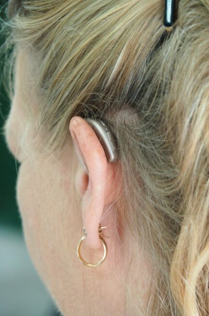 les aides techniques - woman wearing silver hoop earrings