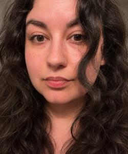 Selfie de Zoé, fondatrice de L'Invisible Chronique