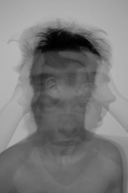 Maladies psychiques / Black and white portrait showing a distorted face expression, evoking confusion.
