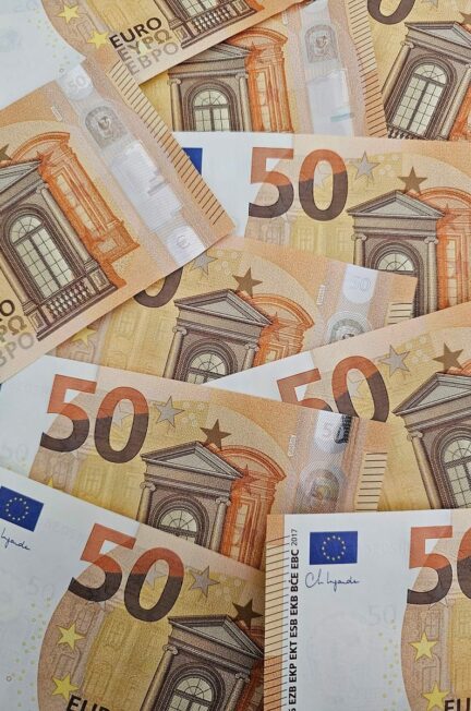 le coût de la maladie / Close-up shot of a pile of 50 Euro banknotes, displaying intricate details and design.
