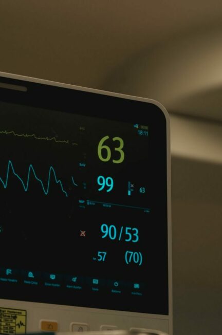 maladies cardio vasculaires / Close-up of a medical monitor showing heart rate and vital signs in a hospital setting.