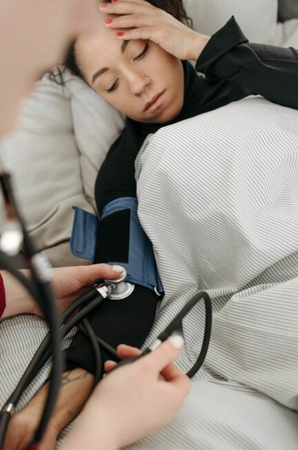 maladie chronique / A patient getting her blood pressure checked while resting at home.